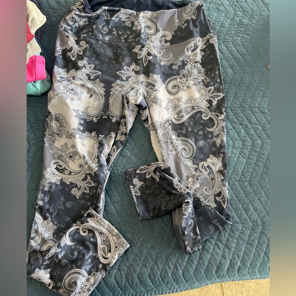Women’s size large leggings new no tags ￼